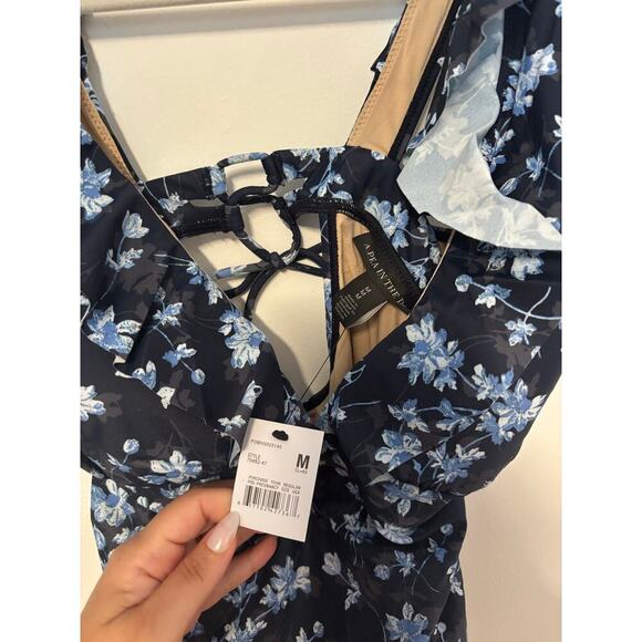 NWT A Pea in the Pod Ruffled Maternity One
Piece Floral Swimsuit Blue Size M - Picture 3 of 6